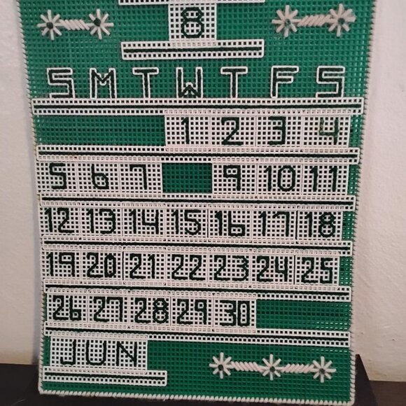 Vtg Plastic & Yarn Perpetual Calendar Green/white 14x11 Complete Great Condition - Picture 2 of 5